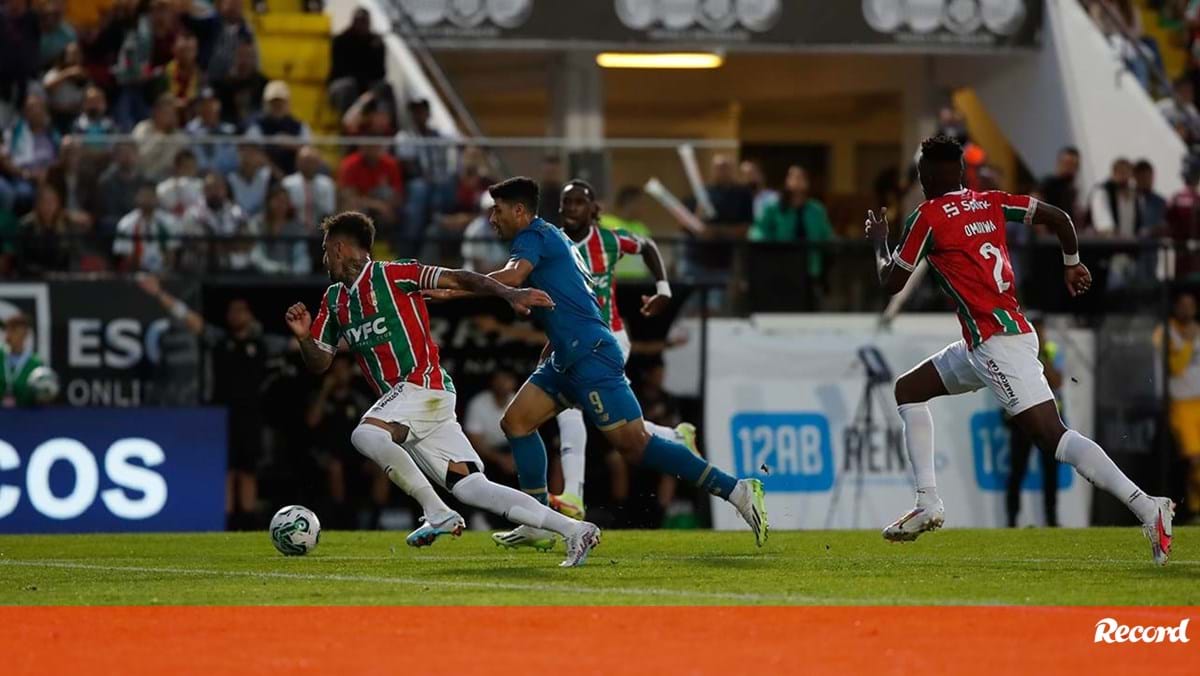 FC Porto-Cardiff City, 4-0: mobília espanhola com tapete persa